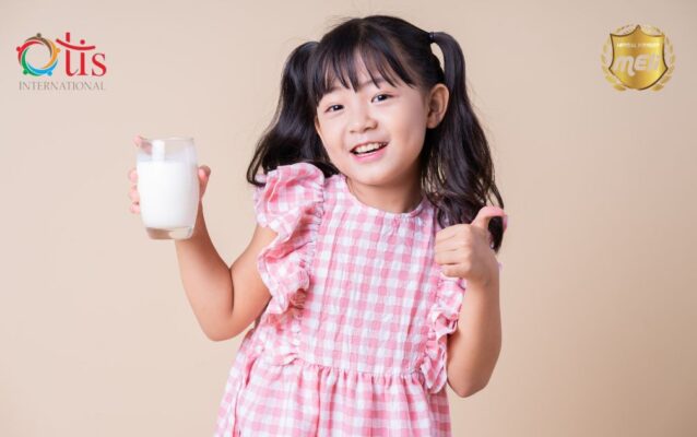 Em bé uống sữa hạt MELI BABY có thành phần tự nhiên rất tốt cho sức khỏe